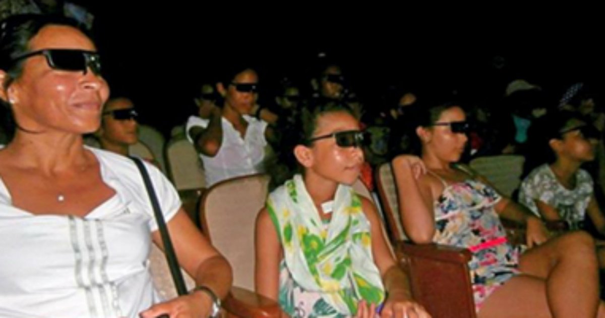 Espectadores de la Isla de la Juventud disfrutan del cine en 3D © ACN