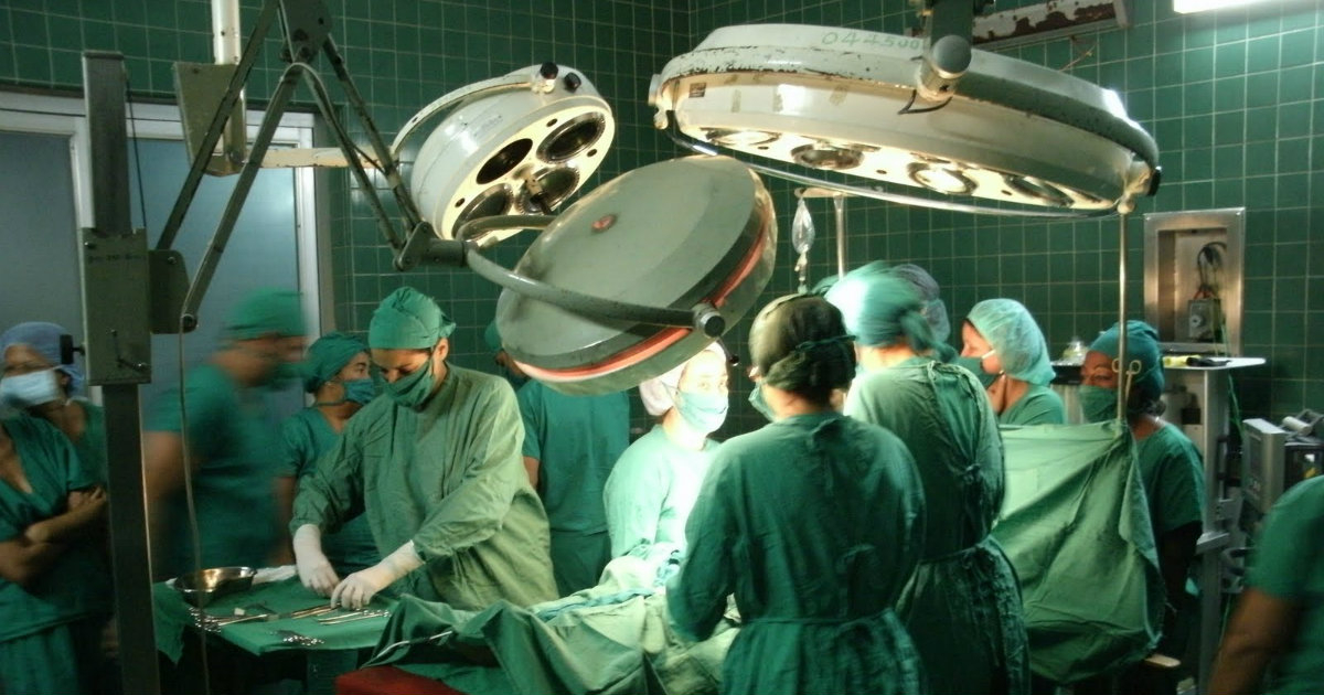 Cirujanos en plena operación en el hospital Calixto García © inCUBAdora / archivo