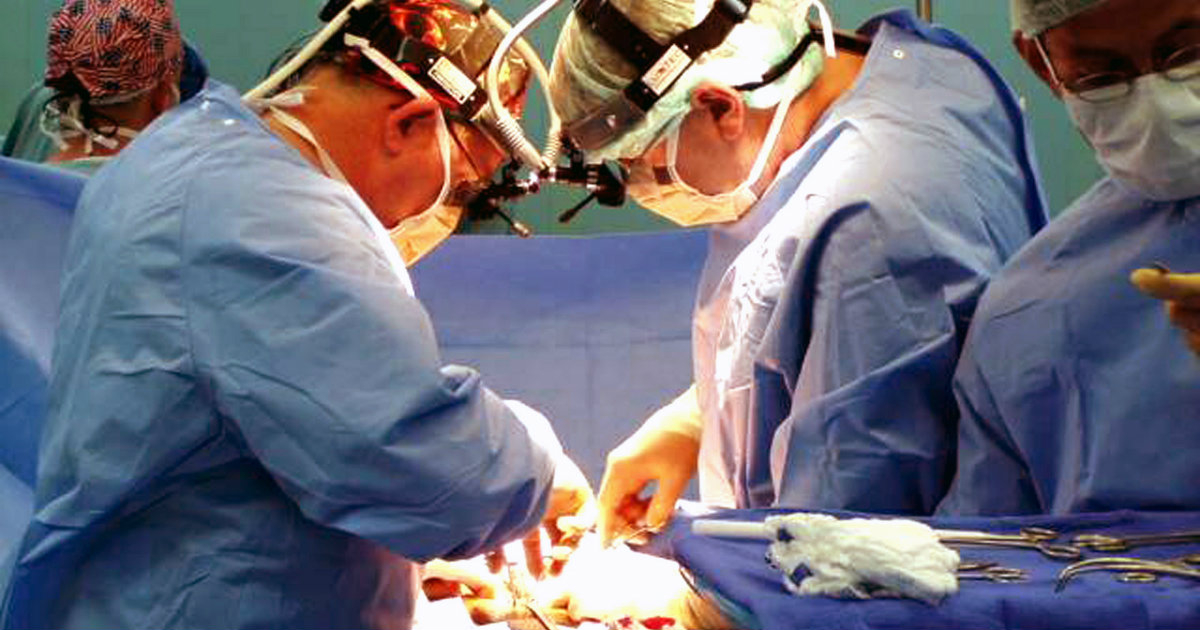 Una pareja de cirujanos en un salón de operaciones © Wikimedia Commons / Archivo