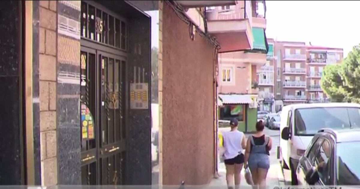 Portal del edificio donde vivía la pareja © Telemadrid