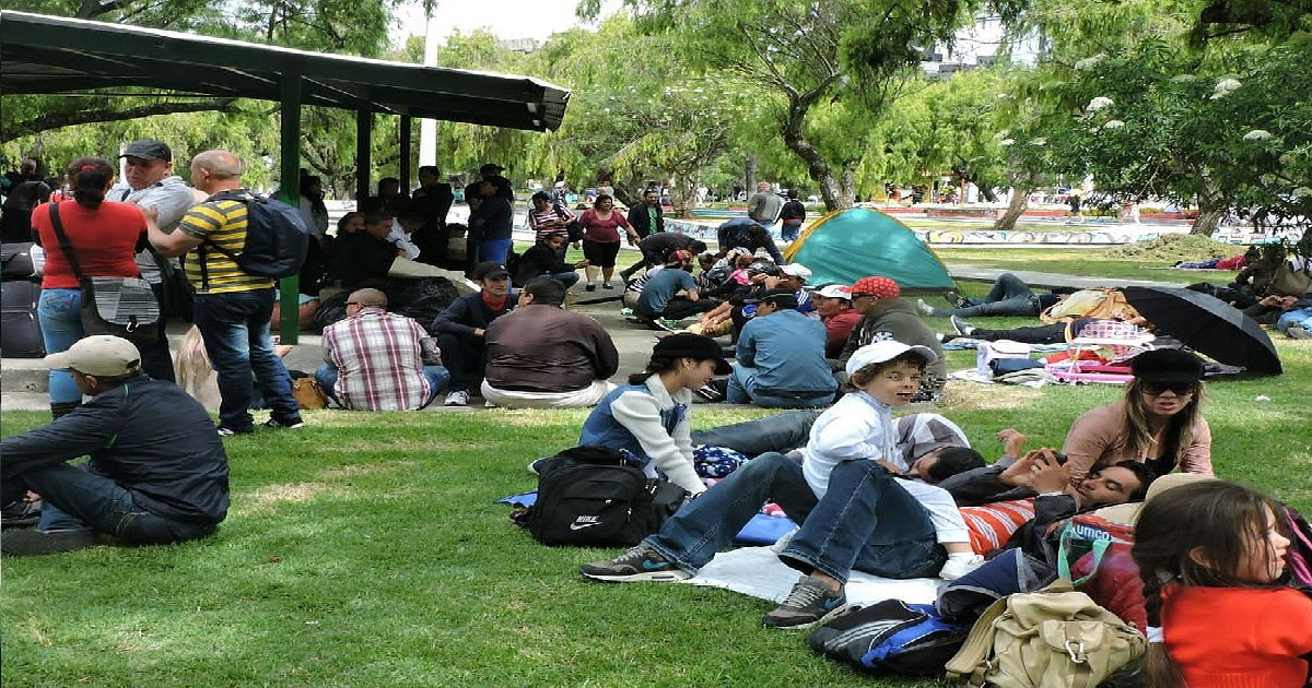  © Cubanos desalojados en Quito, acampan ahora en un parque