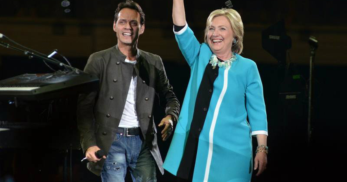 Hillary Clinton saludando junto a Marc Anthony en un acto social © EFE / Archivo