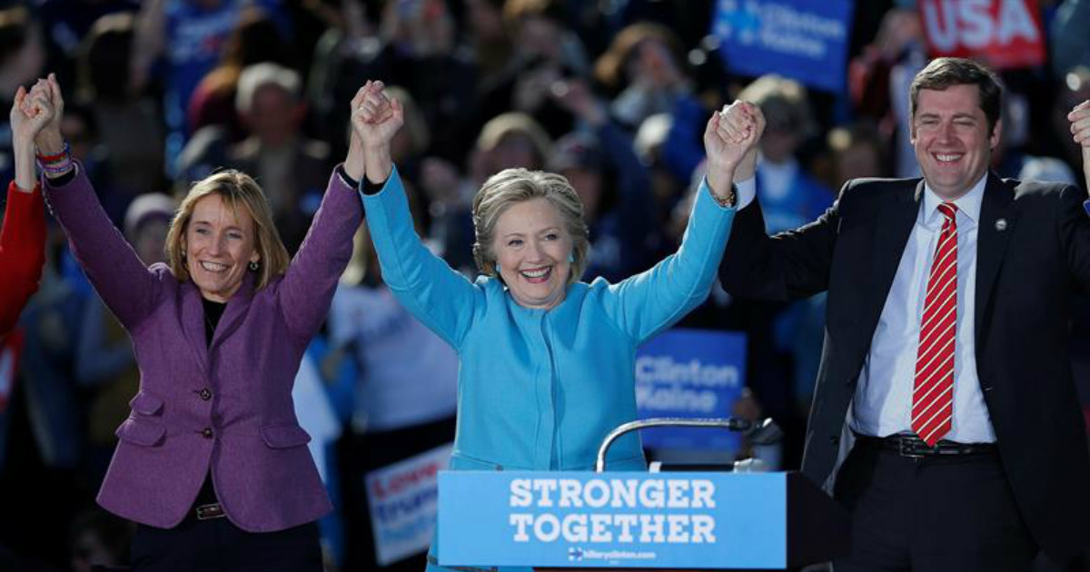 Hillary Clinton unida con su equipo de campaña en un mitin © EFE / Archivo