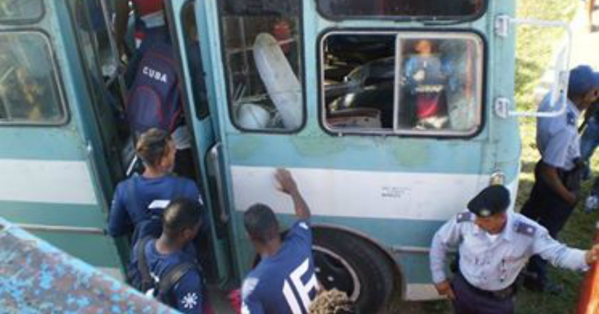 La Policía tuvo que acordonar el ómnibus de Camagüey. © Adelante