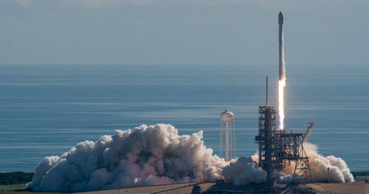  La firma privada de EE.UU., SpaceX, lanzó ayer con éxito desde una plataforma en Cabo Cañaveral un cohete reutilizable © Twitter/Newsweekenespanol