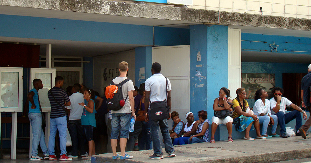 Colas en un telepunto de ETECSA. © CiberCuba