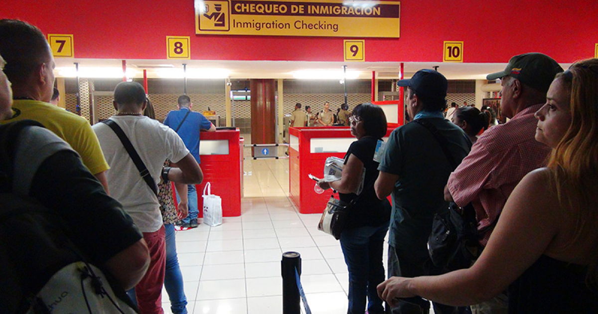 Colas en el Aeropuerto José Martí © Havana Times / Raquel Pérez Díaz