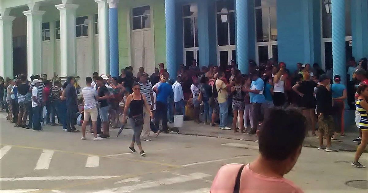 Oficina de ETECSA en Holguín © Facebook / CUBA: Cubanos Todos 