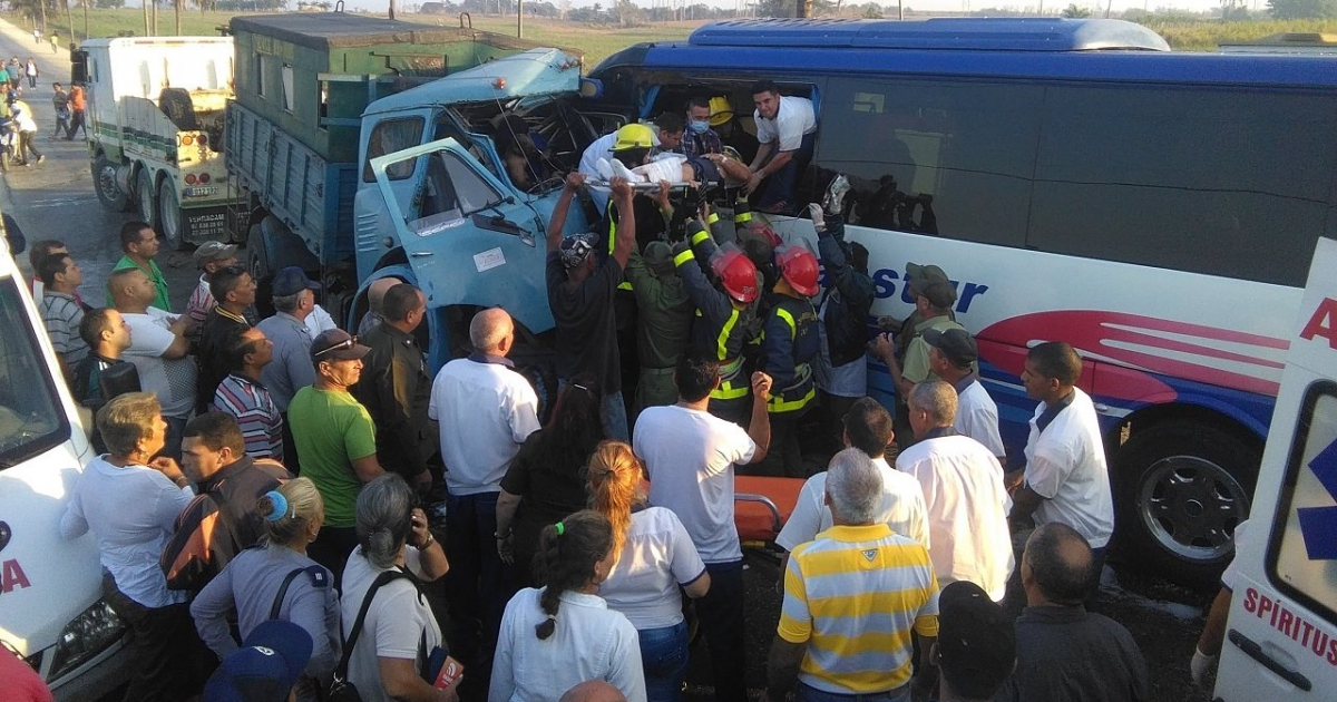 Servicios de emergencia rescatando a una de las víctimas © Radio Cabaiguán