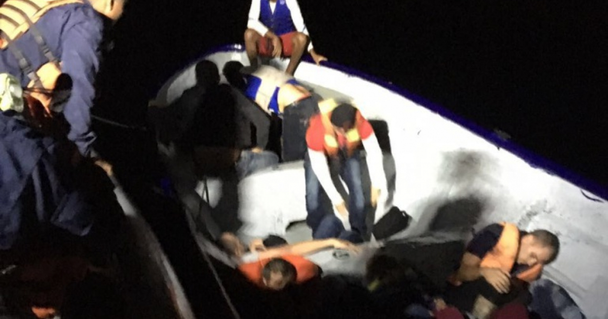 Rescate de la embarcación precaria de migrantes cubanos en Colombia © Radio Caracol 