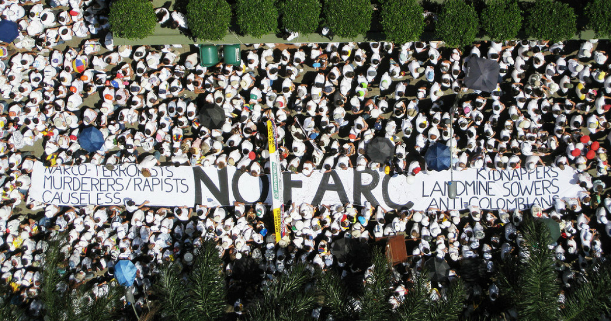 Multitudinaria protesta en las calles de Medellín contra la violencia de las FARC © 