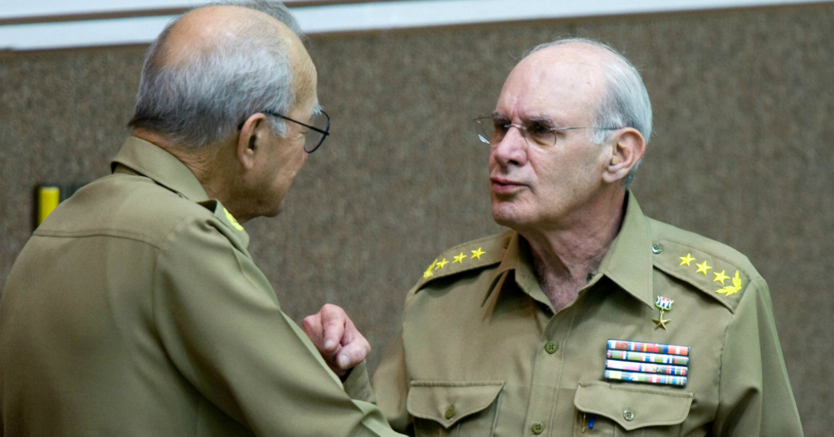El exministro Abelardo Colomé Ibarra en una charla entre militares cubanos © noticiasenespanol.net