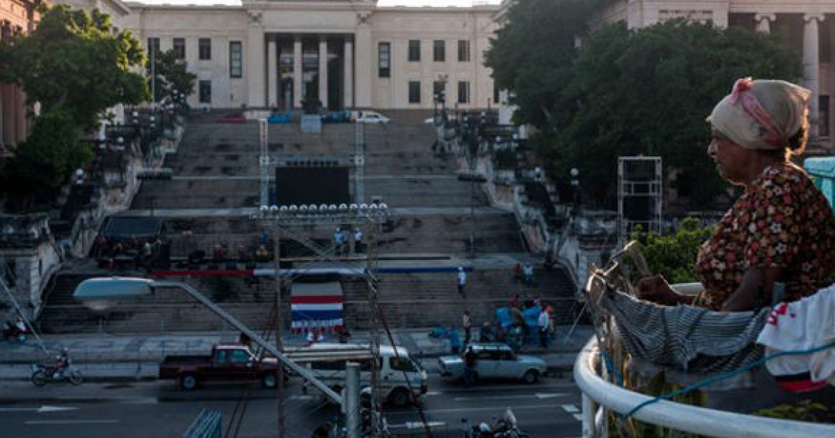 Escenario montado sobre la escalinata de la Universidad de La Habana. © Calixto Llanes / Cubadebate