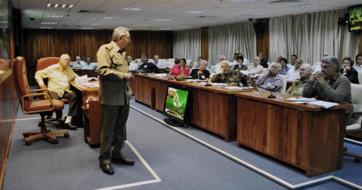 El presidente de Cuba, Raúl Castro, presidiendo el Consejo de Ministros © Estudios Revolución