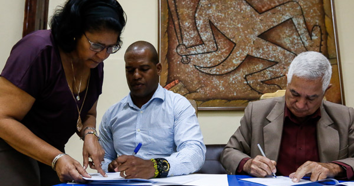 Contratos del béisbol cubano © Calixto N. Llanes/JIT