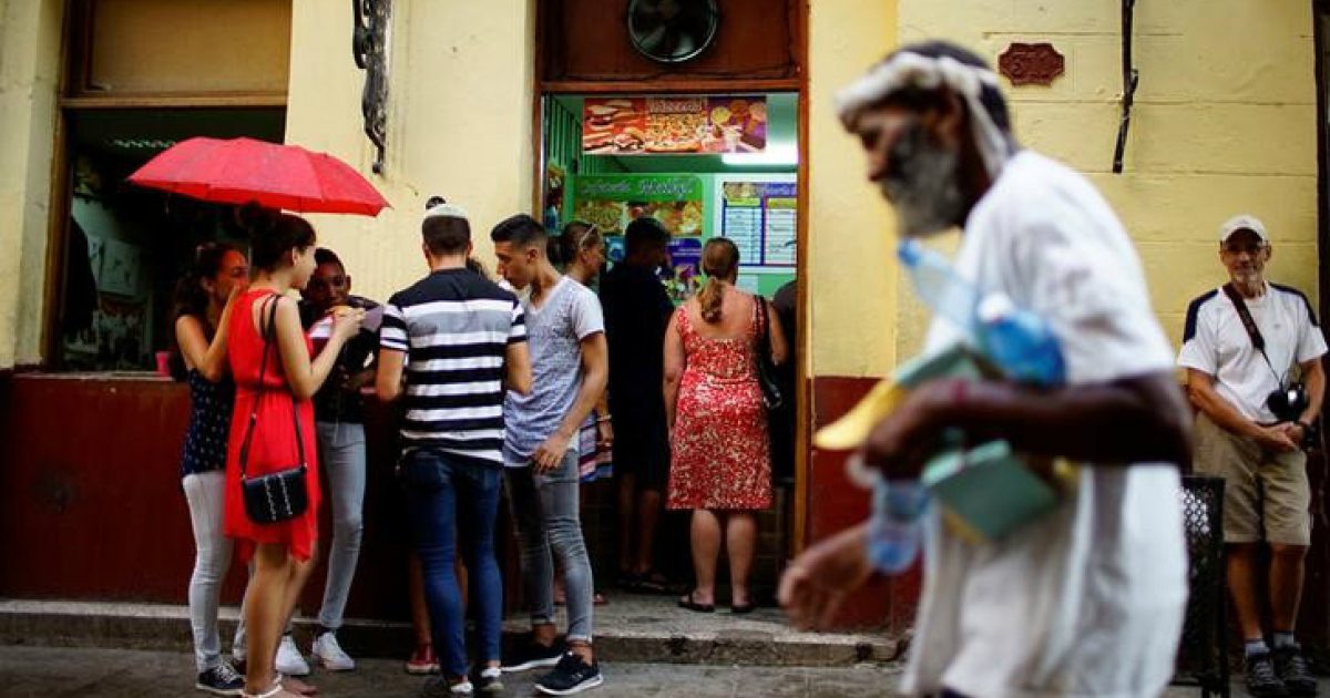 Ciudadanos de la isla conversan a las puertas de un restaurante privado © REUTERS / Alexandre Meneghini