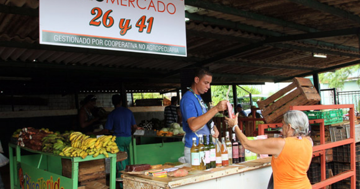 Cooperativa no agropecuaria en el mercado 26 y 41 de Cuba © Cubadebate / Ismael Francisco