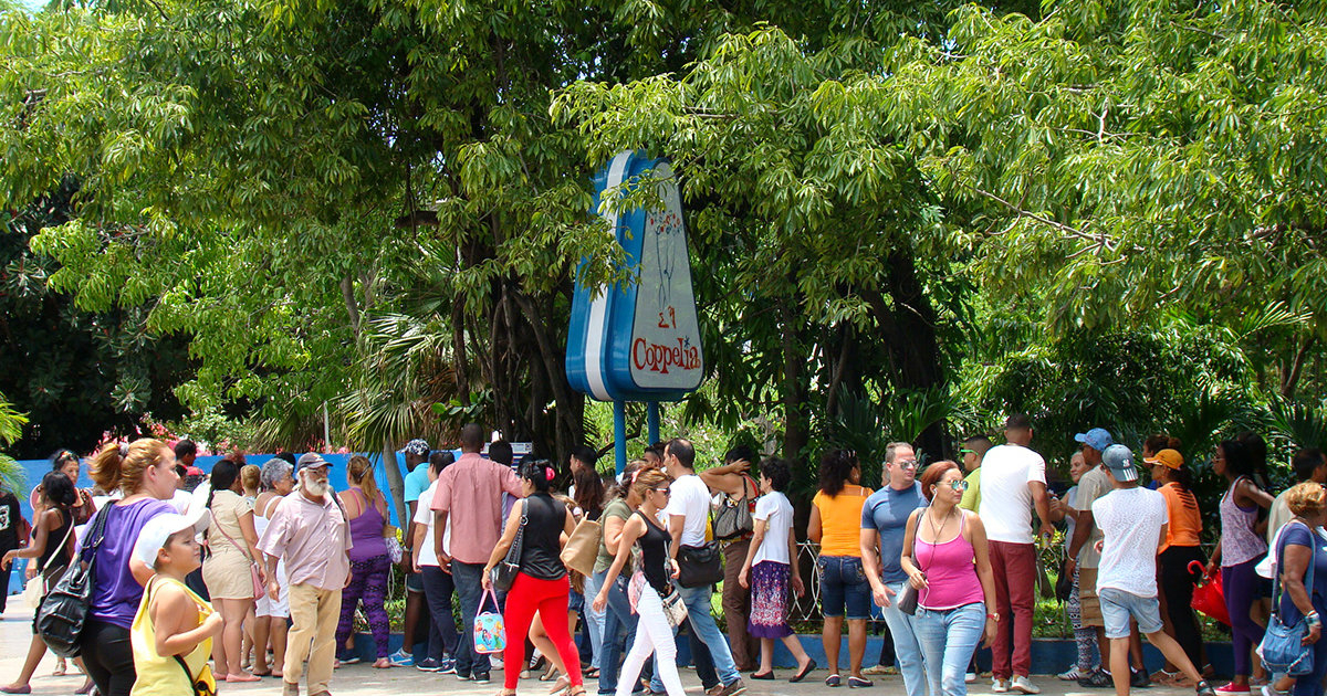 Usuarios cubanos en el parque de Coppelia © CiberCuba