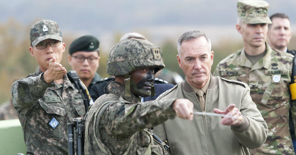 Soldado surcoreano informa al General Joseph F. Dunford Jr. © Department of Defense