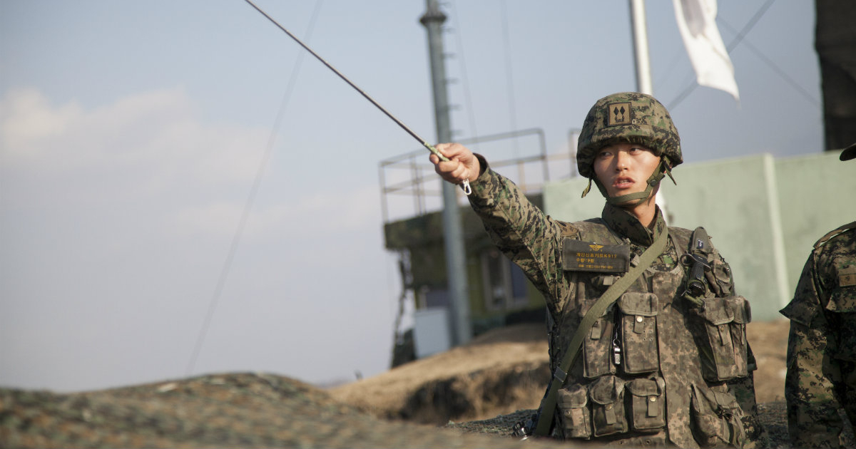 Militar de Corea del Sur señalando hacia la frontera con Corea del Norte © Wikimedia Commons / Archivo