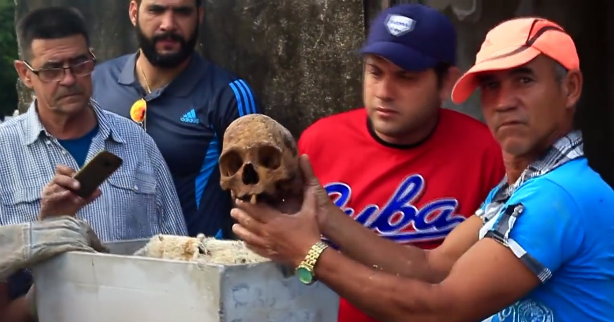 Supuestos restos del pelotero cubano Cristóbal Torriente. © SwingCompleto / YouTube