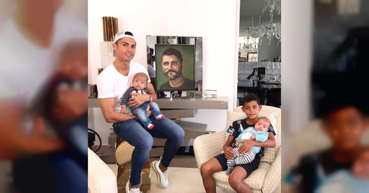 Cristiano Ronaldo posando junto a sus hijos y un retrato de su padre © Instagram / Cristiano Ronaldo