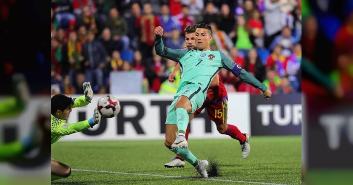 Cristiano Ronaldo luchando un balón con la camiseta de Portugal © Instagram / Cristiano Ronaldo