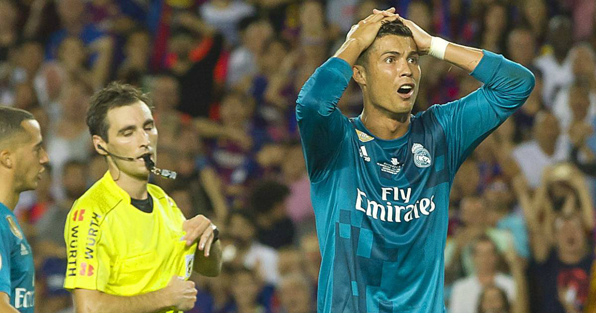 Cristiano Ronaldo se lleva las manos a la cabeza en el Camp Nou © Fernando Zueras / AS