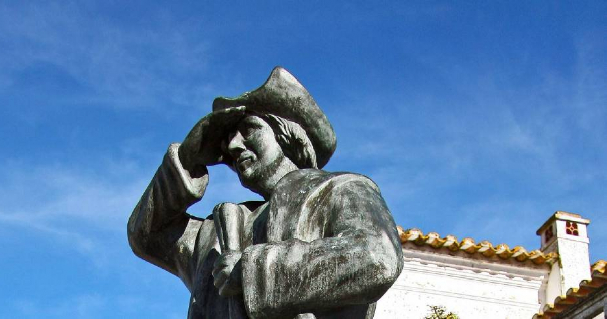 Estatua de Colón en el pueblo portugués llamado Cuba © El País