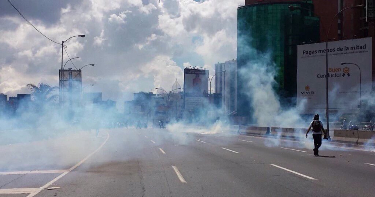 Venezuela gases lacrimógenos © @salcedofloresVV