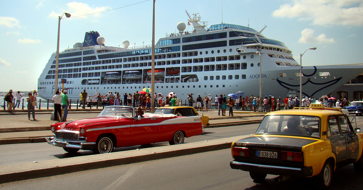Crucero atracado en el puerto de La Habana en medio de la expectación © CiberCuba