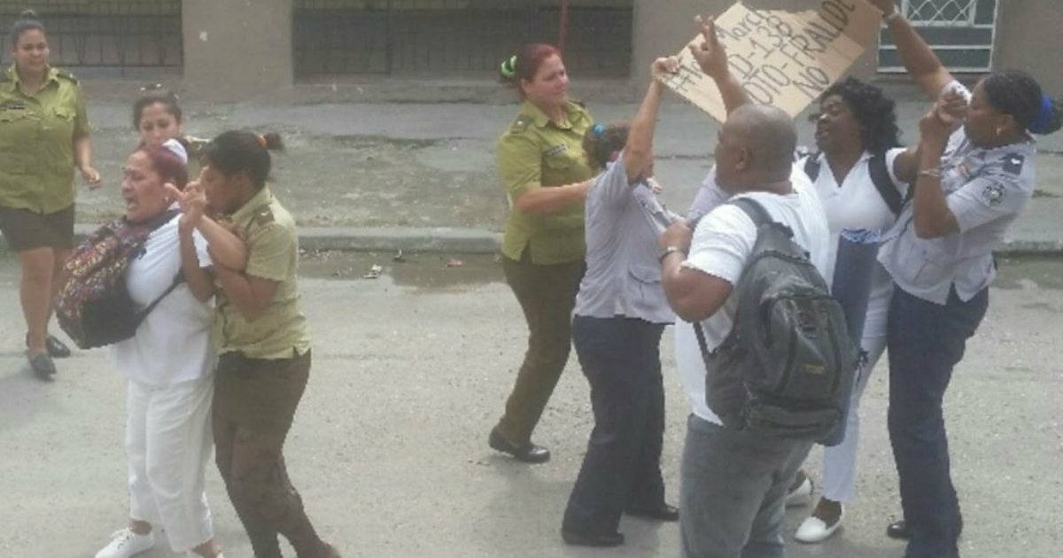 La policía cubana arresta a integrantes de las Damas de Blanco © Twitter / @DerechosCuba