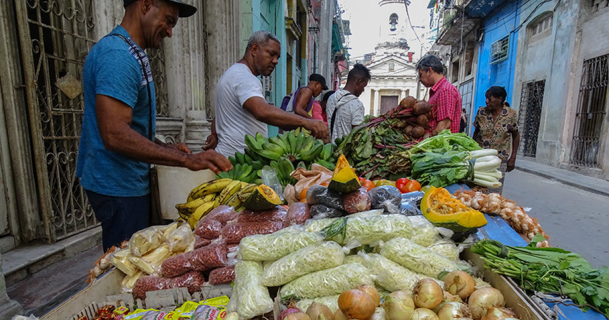 Carretilla de frutas y hortalizas en La Habana © CiberCuba