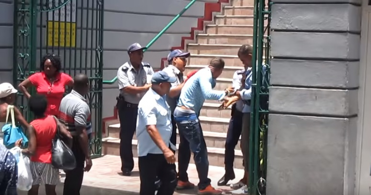 Policías cubanos arrestando a opositores en Santiago de Cuba © UNPACU / Youtube