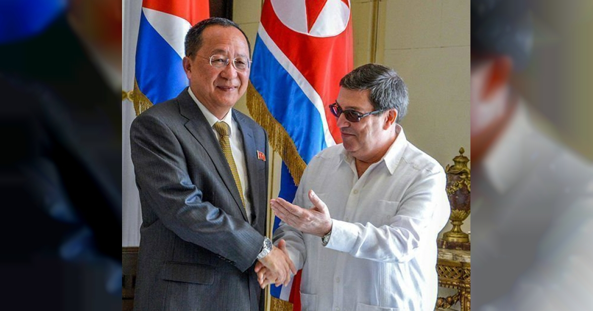 Canciller cubano Bruno Rodríguez junto a su homólogo norcoreano Ri Yong Ho © Yaciel Peña/ ACN