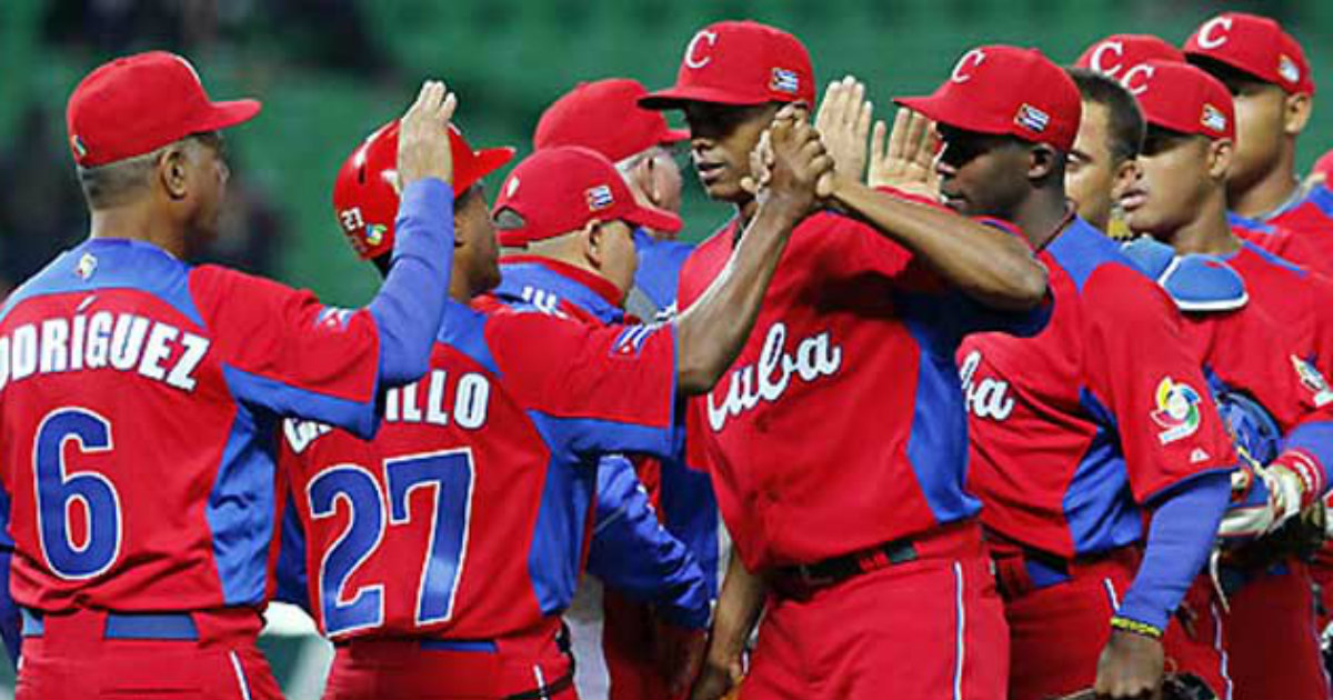 Los peloteros de Cuba se saludan antes de un partido © Jit