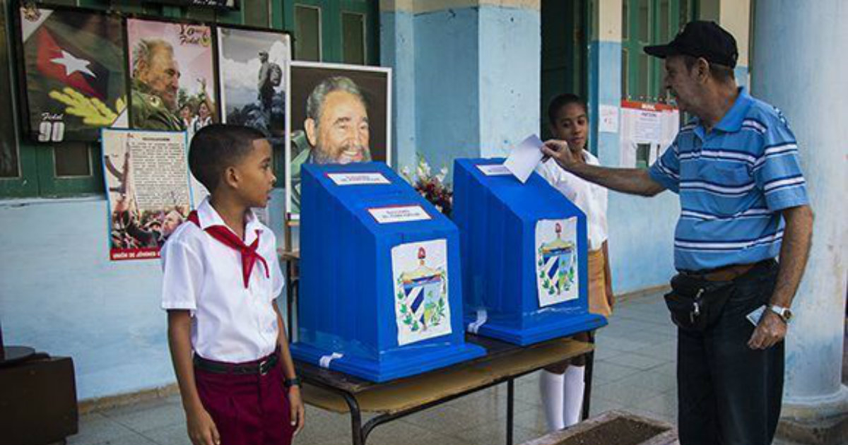 Ciudadano cubano votando en un centro electoral en la Habana Vieja © Irene Pérez/ Cubadebate