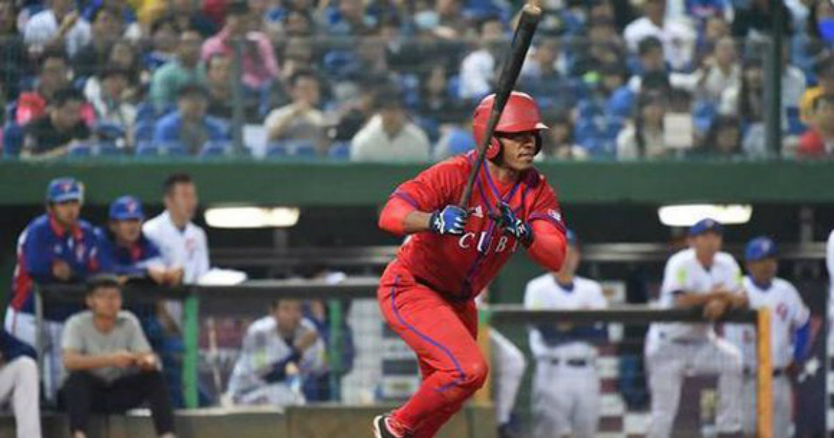 El pelotero Roel Santos en un lance del amistoso ante Corea del Sur © Cubadebate / Yuhki Ohboshi