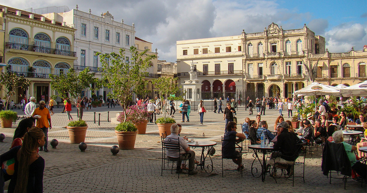 Ciudadanos cubanos y turistas en la Plaza Vieja © CiberCuba