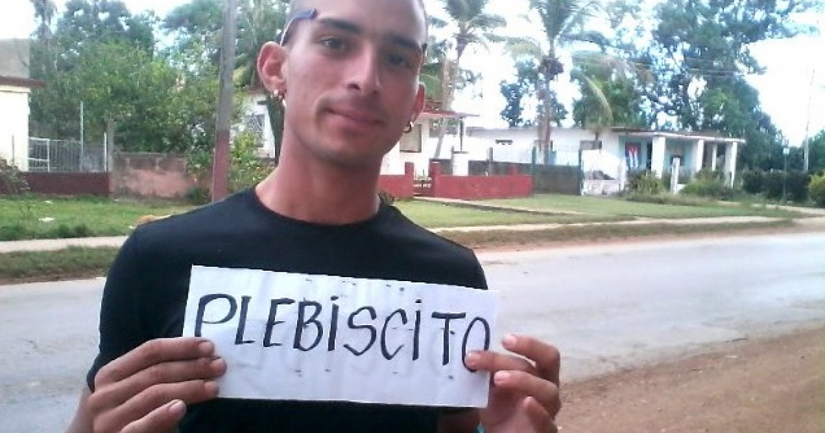 Miembro de Cuba Decide con un papel que contiene la palabra plebiscito © Twitter / @RosaMariaPaya