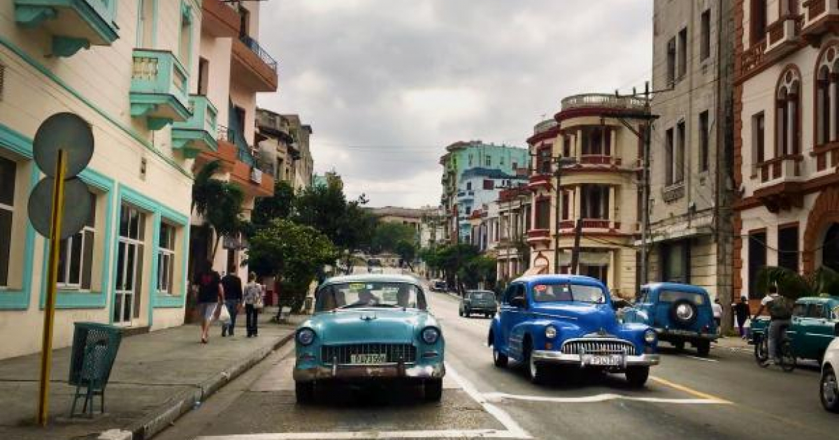 Varios coches circulando por las calles de Cuba © Divertite