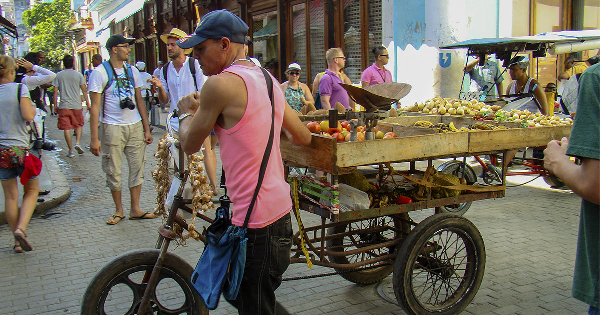 Cuentapropista caminando por las calles de La Habana © CiberCuba