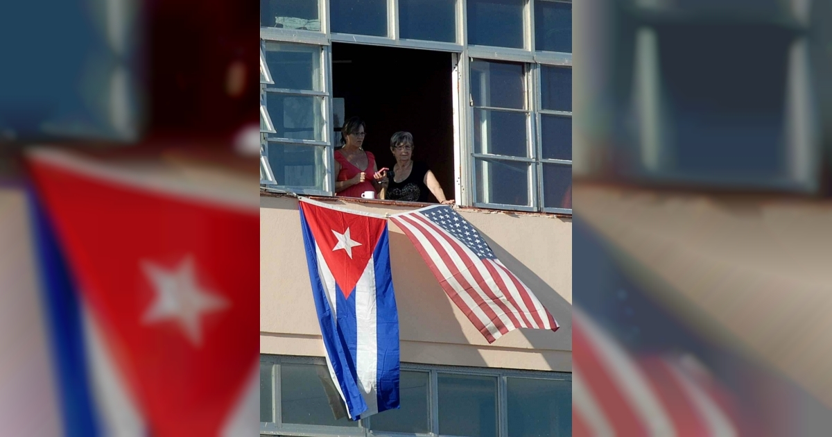 Las banderas de Cuba y Estados Unidos ondean en un balcón © Juventud Rebelde / Abel Rojas Barallobre