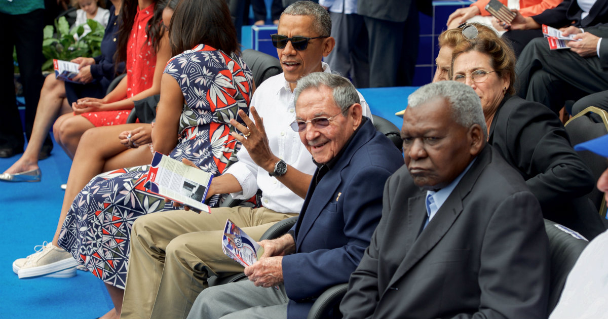 Raúl Castro y Barack Obama sentados durante un acto público © Wikipedia