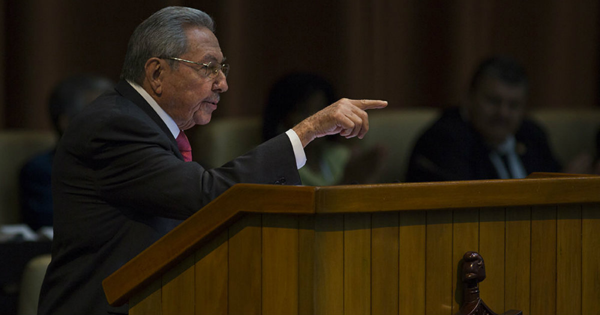 Raúl Castro tras convertirse Díaz-Canel en nuevo presidente cubano © Cubadebate/ Irene Pérez