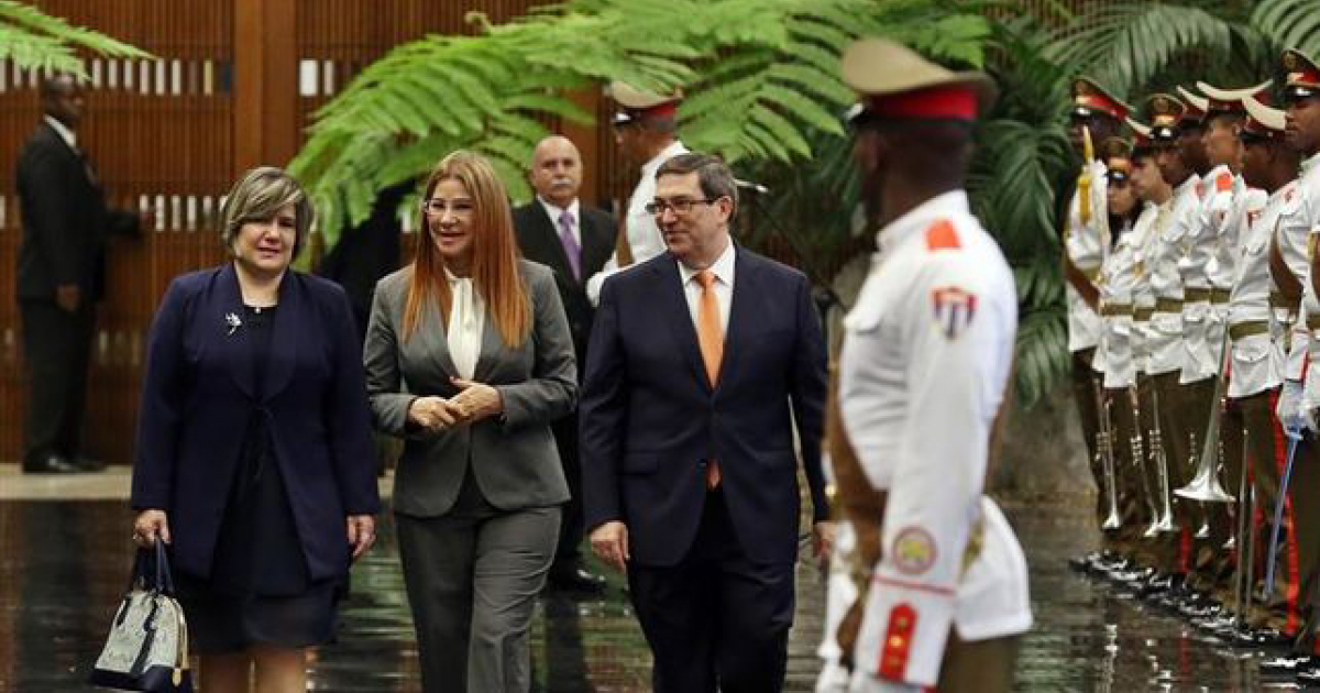 Lis Cuesta Peraza junto a Cilia Flores, esposa de Maduro, y el canciller Bruno Rodríguez. © Efe