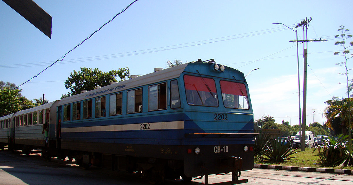 Tren circulando por las calles de Cuba © CiberCuba