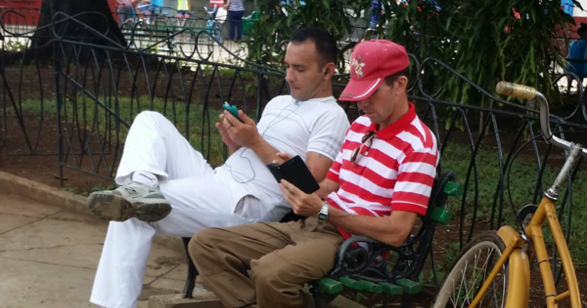 Cubanos conectándose a Internet en una zona wifi © Cubanet/Orlando González