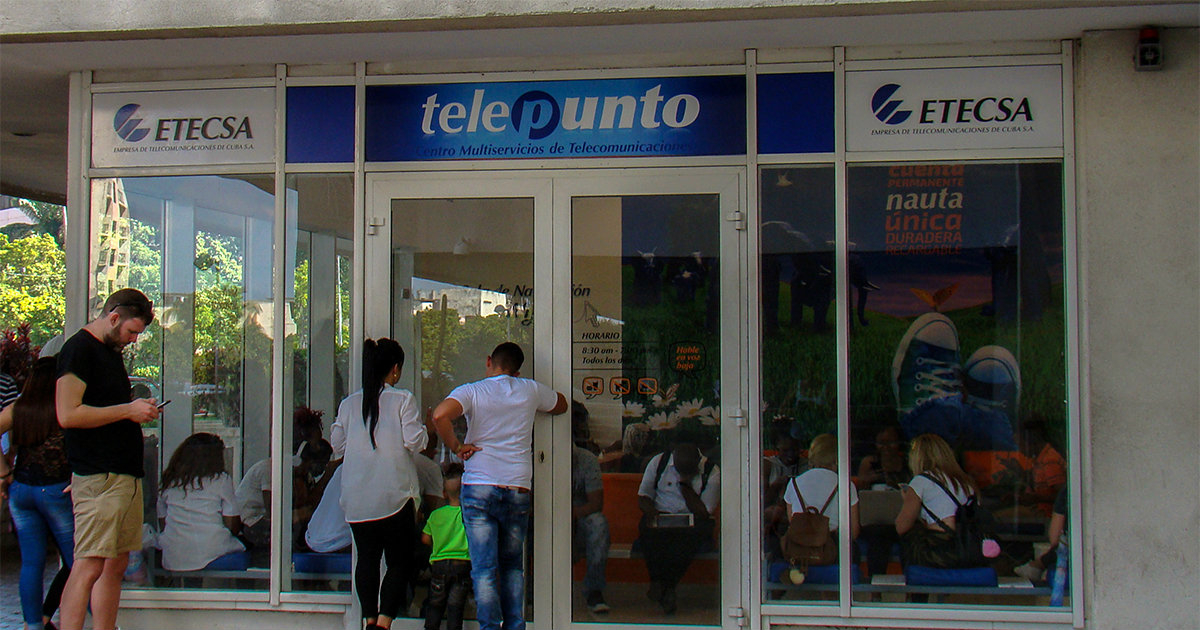 Usuarios de La Habana entrando a un establecimiento de ETECSA © CiberCuba