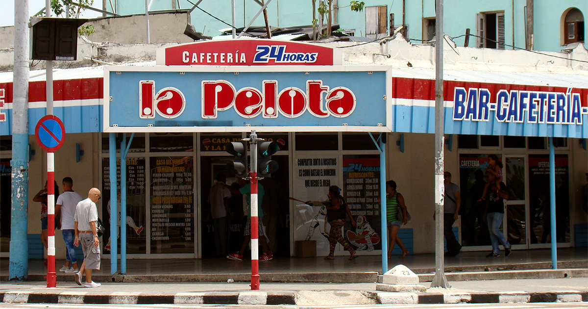 Acceso de un comercio en La Habana © CiberCuba